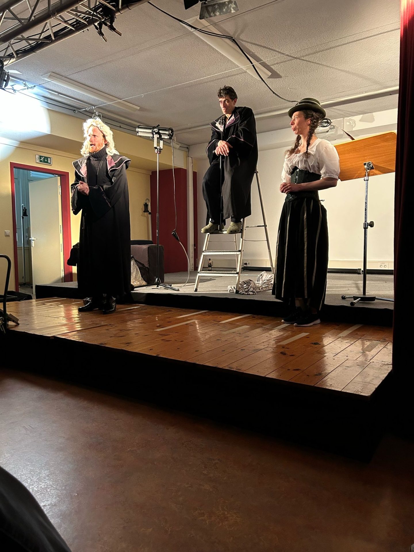 „Der zerbrochne Krug" im Theaterraum